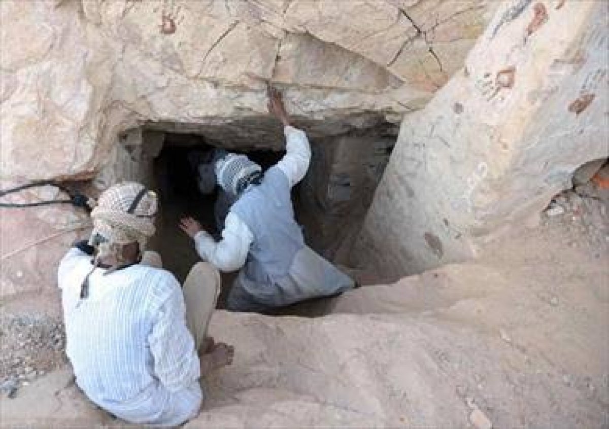 القبض على شخصين يقومان بالتنقيب عن الأثار 