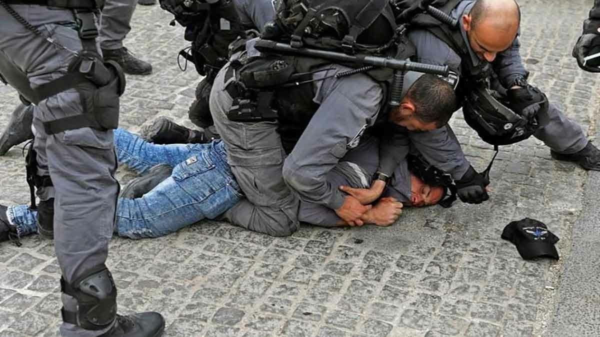 قوات الاحتلال تعتدى على شاب فلسطينى.. والمداهمات مستمرة بمنطقة جبل جالس