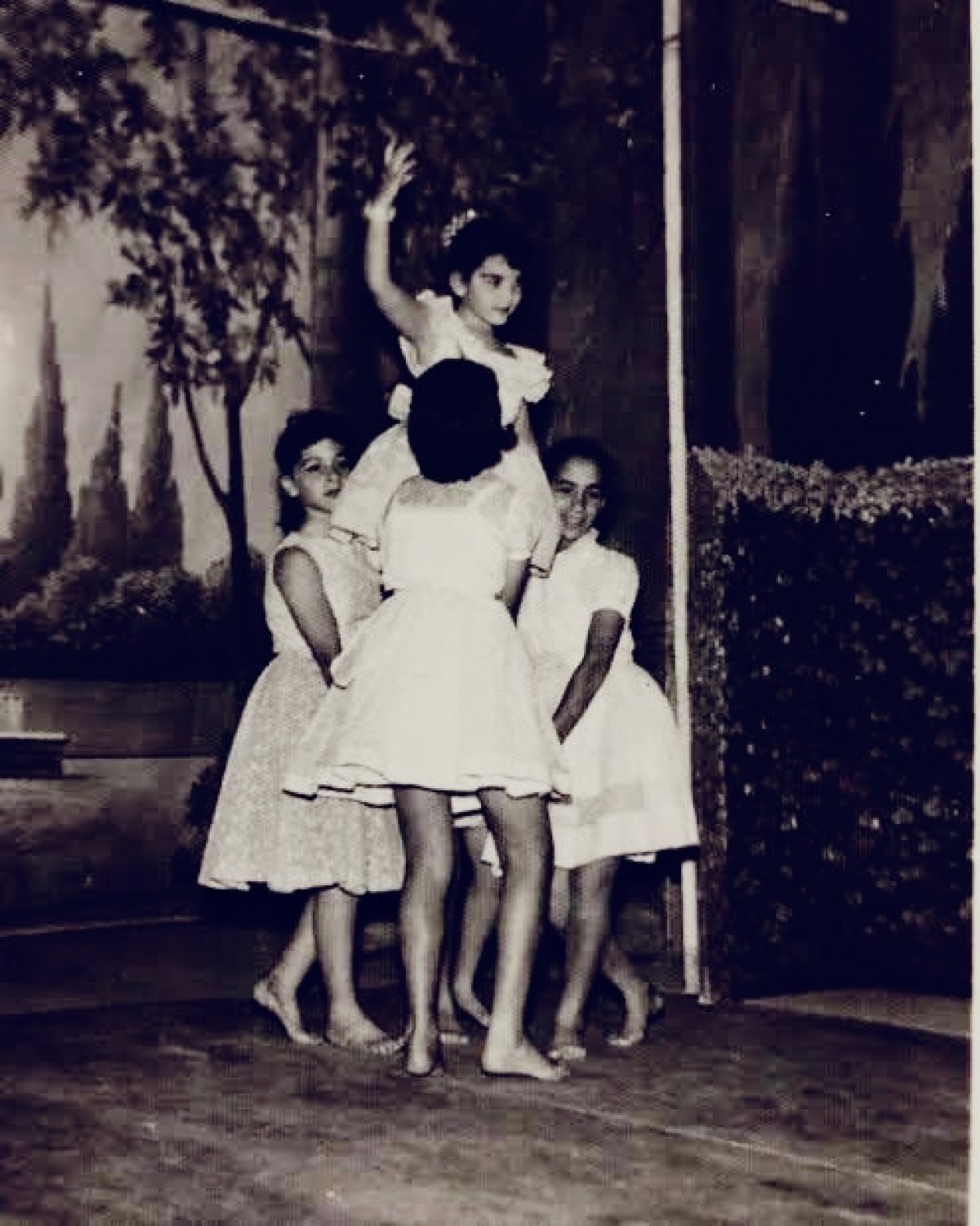 ليلي عز العرب :  تستعيد ذكرياتها فى المدرسة بصورة أبيض وأسود من عرض مسرحى. 