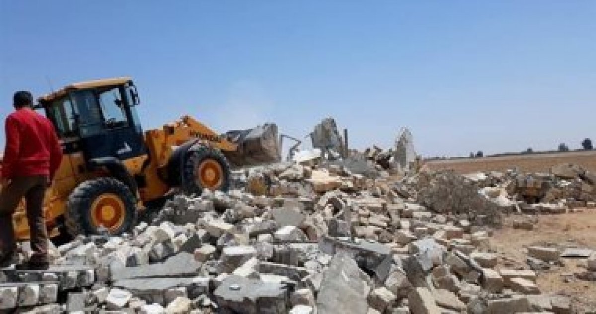 واصلت الأجهزة الأمنية بمعاونة الأجهزة الإدارية بمختلف المحافظات تفعيل ضوابط تأمين تنفيذ قرارات الإزالة على كافة التعديات