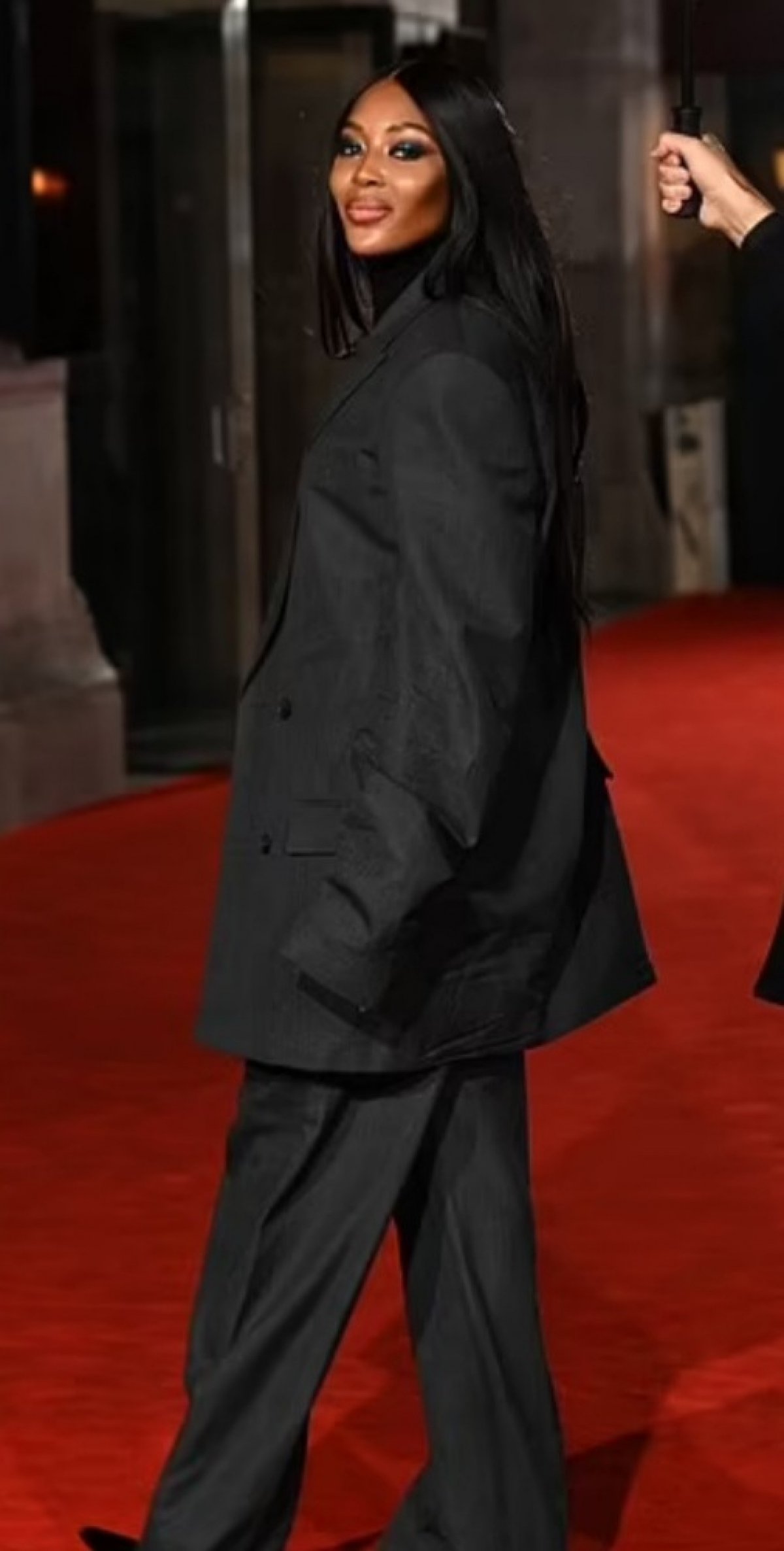 ظهور عارضة أزياء شهيرة بإطلالة رجالي خلال أسبوع الموضة بميلانو وباريس