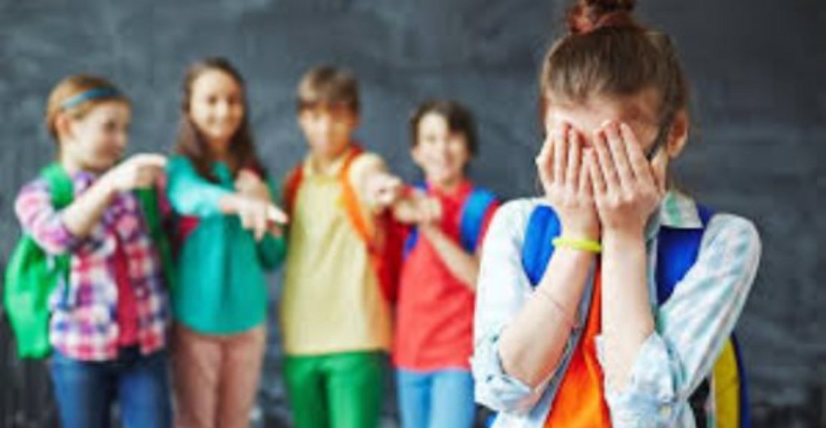 11 علامة تؤكد تعرض طفلك للتنمر وطرق العلاج