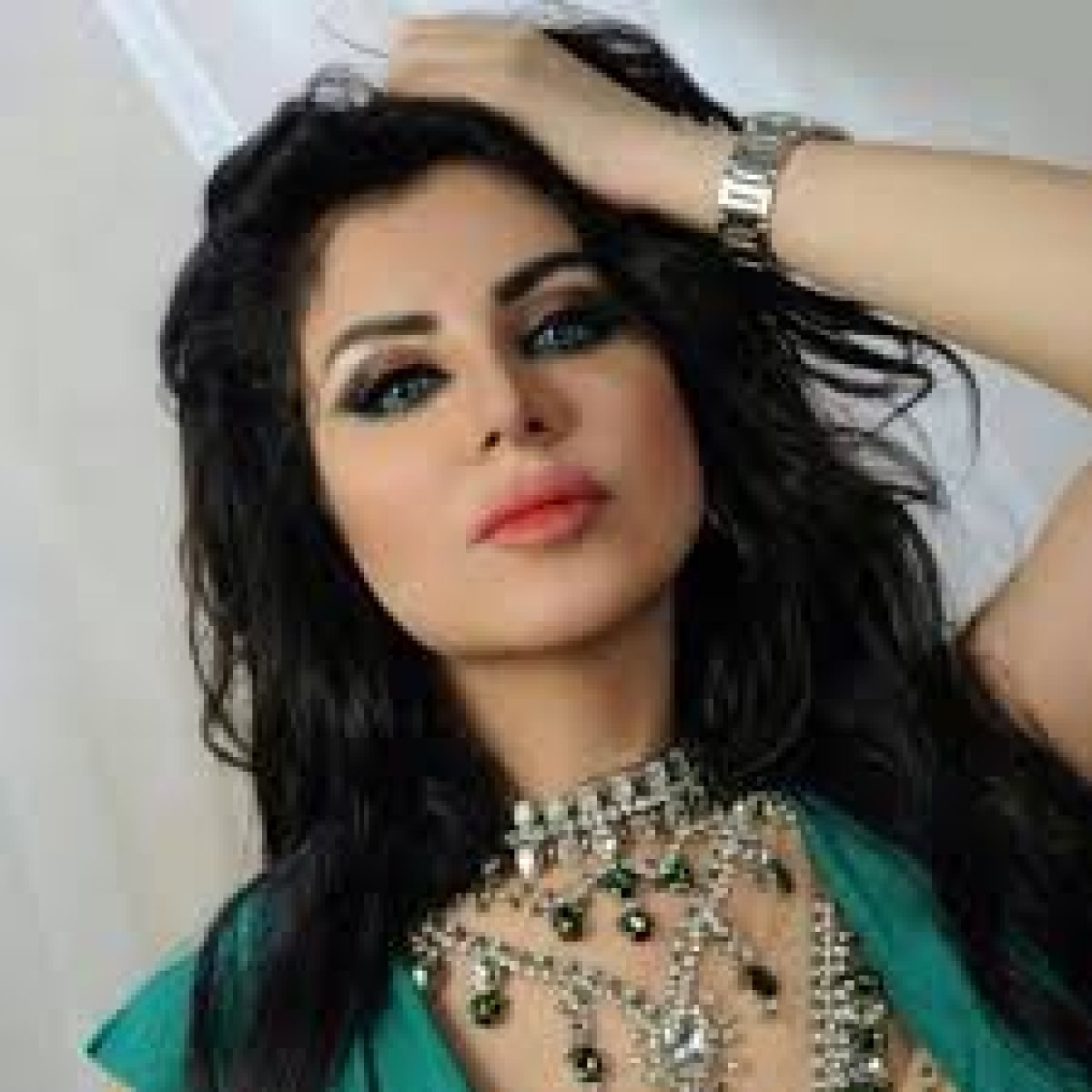 ردت الإعلامية الكويتية حليمة بولند على الانتقادات اللاذعة التي طالتها بسبب فيديو نشرته مع أطفال إسرائيليين