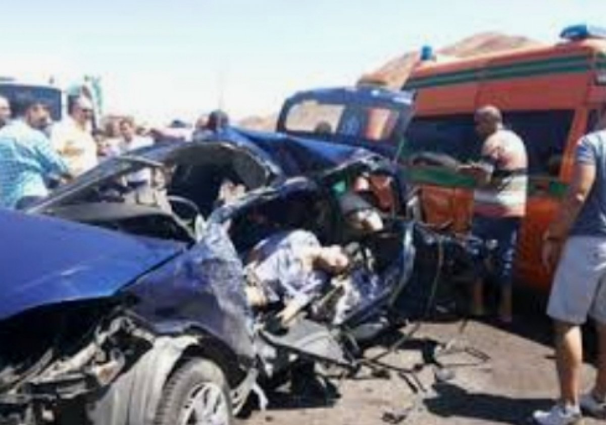 مصرع شخصين و إصابة ٦ أشخاص نتيجة تصادم سيارتين 