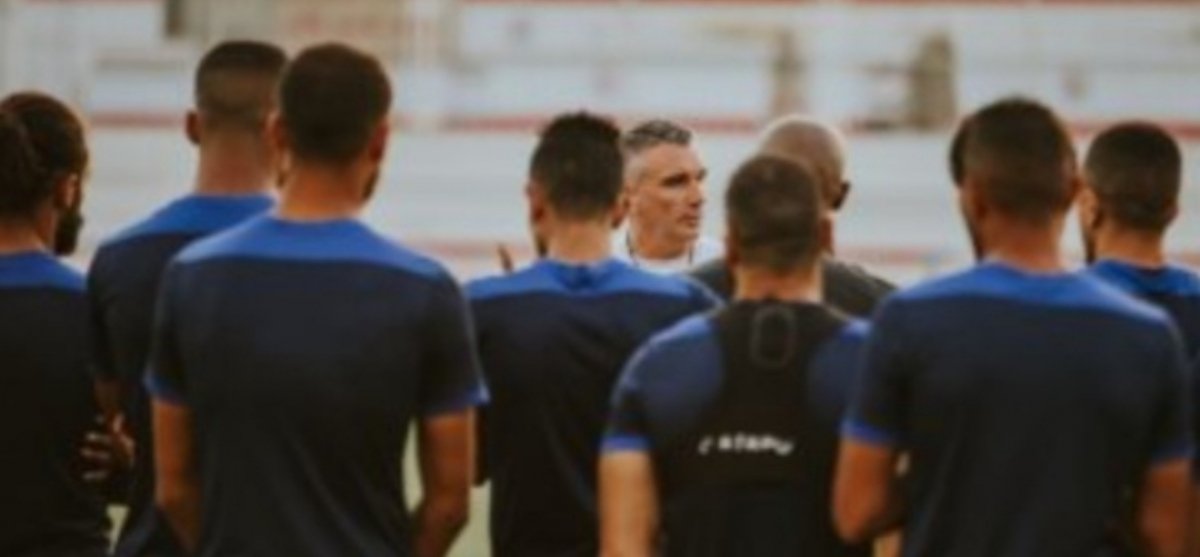 إجتماع كارتيرون بلاعبي الزمالك قبل السفر لكينيا