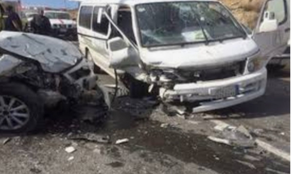 اصطدام سيارة ميكروباص بالحاجز الحديدي لمحور صفط اللبن