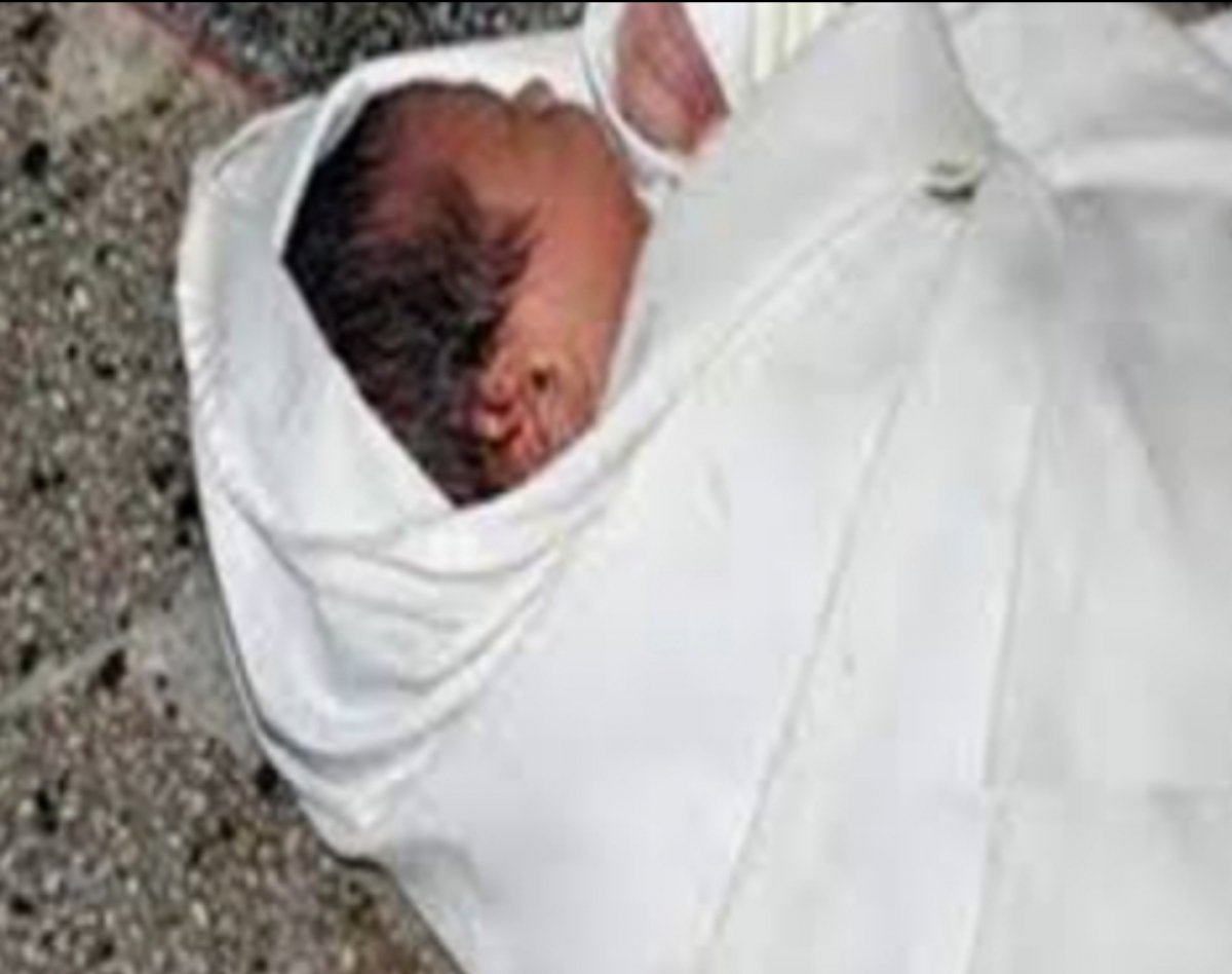العثور على طفلة حديثة الولادة بجوار مستودع بوتاجاز بقنا