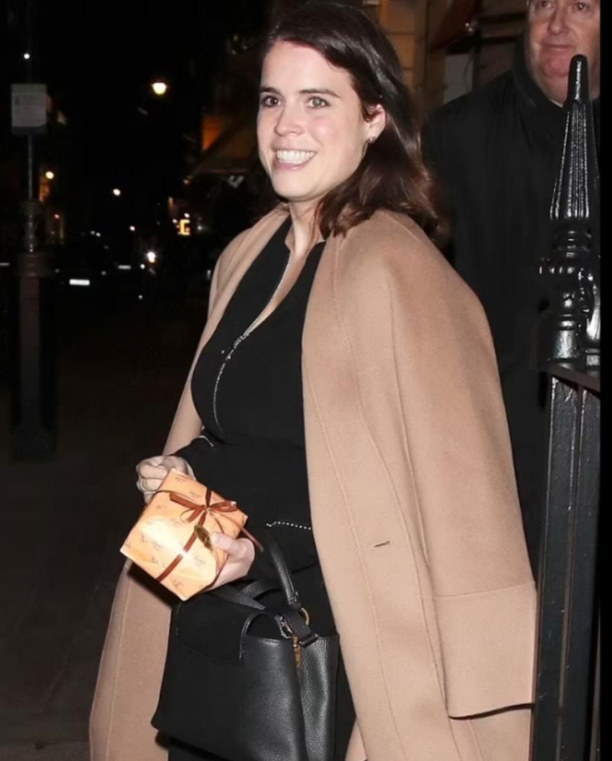 بإطلالة رائعة تظهر اوچيني أثناء احتفالها بالذكرى الثالثة لزفافها