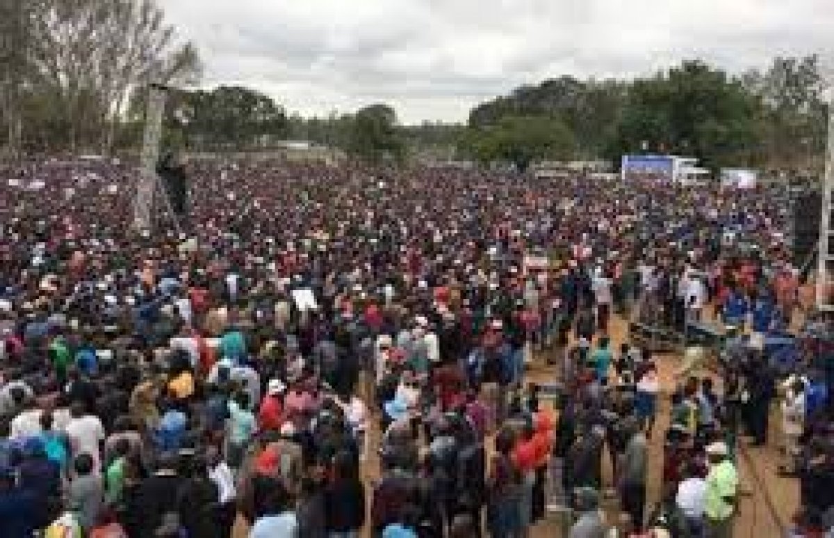 الشرطة فى زيمبابوى تطلق الذخيرة الحية والغاز المسيل للدموع لتفريق المحتجين على ارتفاع اسعار الوقود 