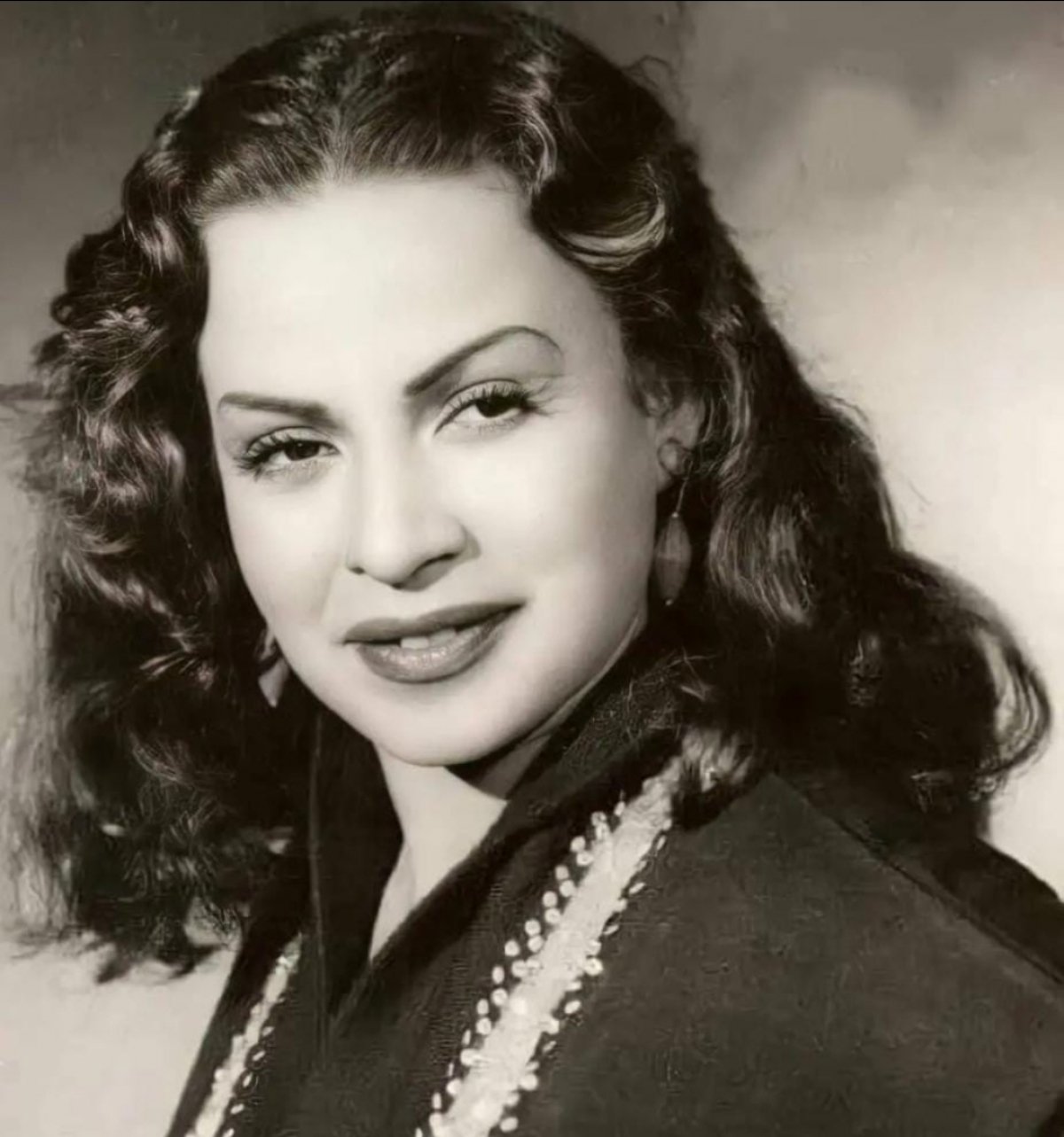 سويسرا تشهد مزاد علني لبيع مجوهرات النجمة الأولى للسينما المصرية