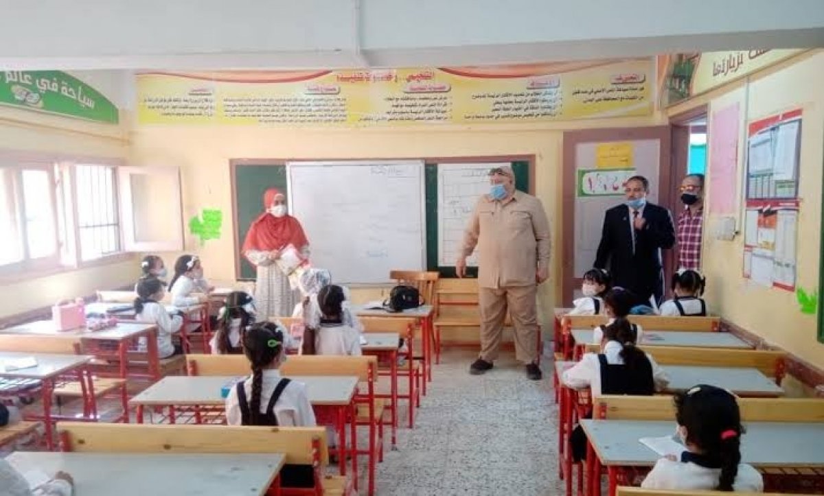 صرف الكتب المدرسية للطلاب غير القادرين على دفع المصروفات