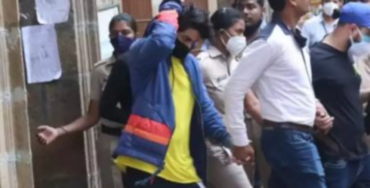 النجم الهندي شاروخان يجري إتصاله الأول مع إبنه بعد إلقاء القبض عليه.. تعرف على السبب