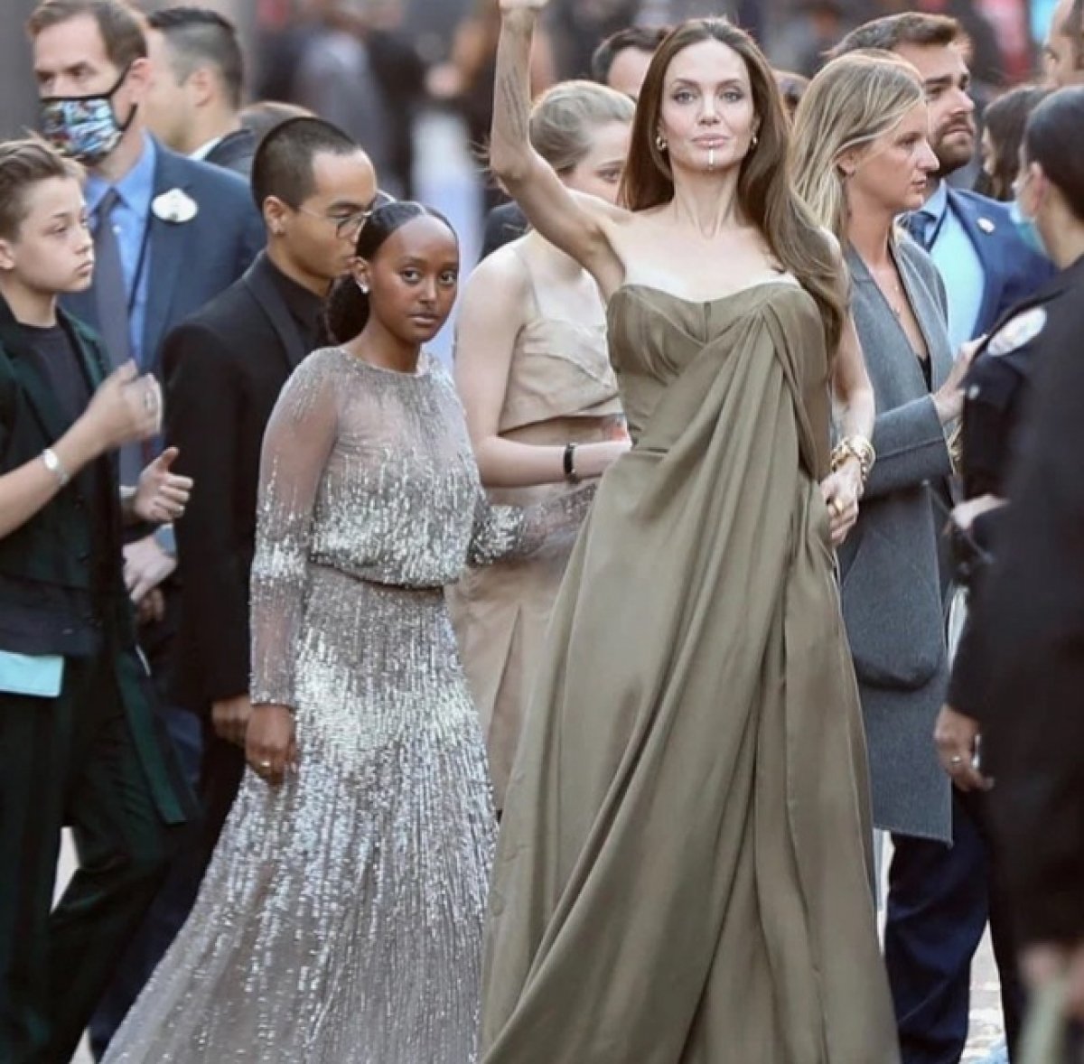 إبنة أنجلينا جولي تطلق مفجاة لوالدتها خلال افتتاح فيلمها "Eternals".. تعرف على التفاصيل