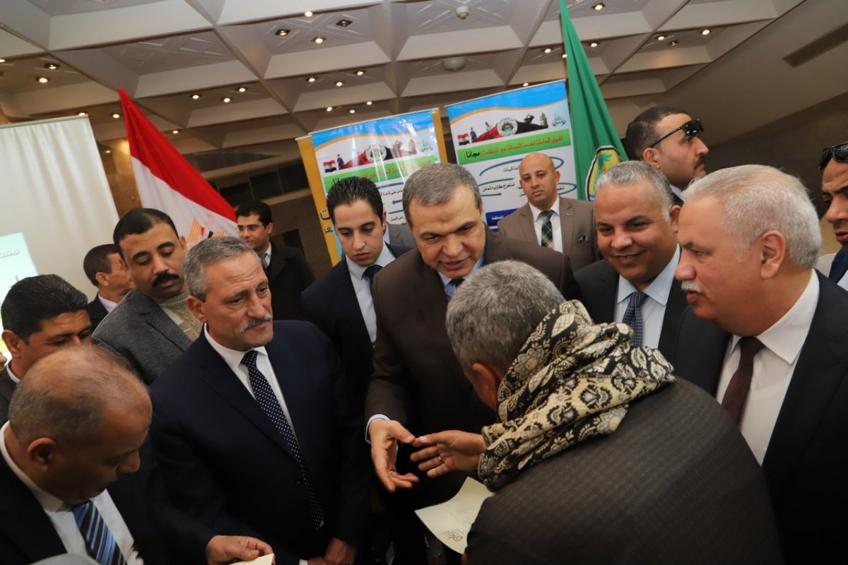 محافظ الاسماعليه وسعفان يسلمان 250 شهادة أمان للعمالة غير المنتظمة