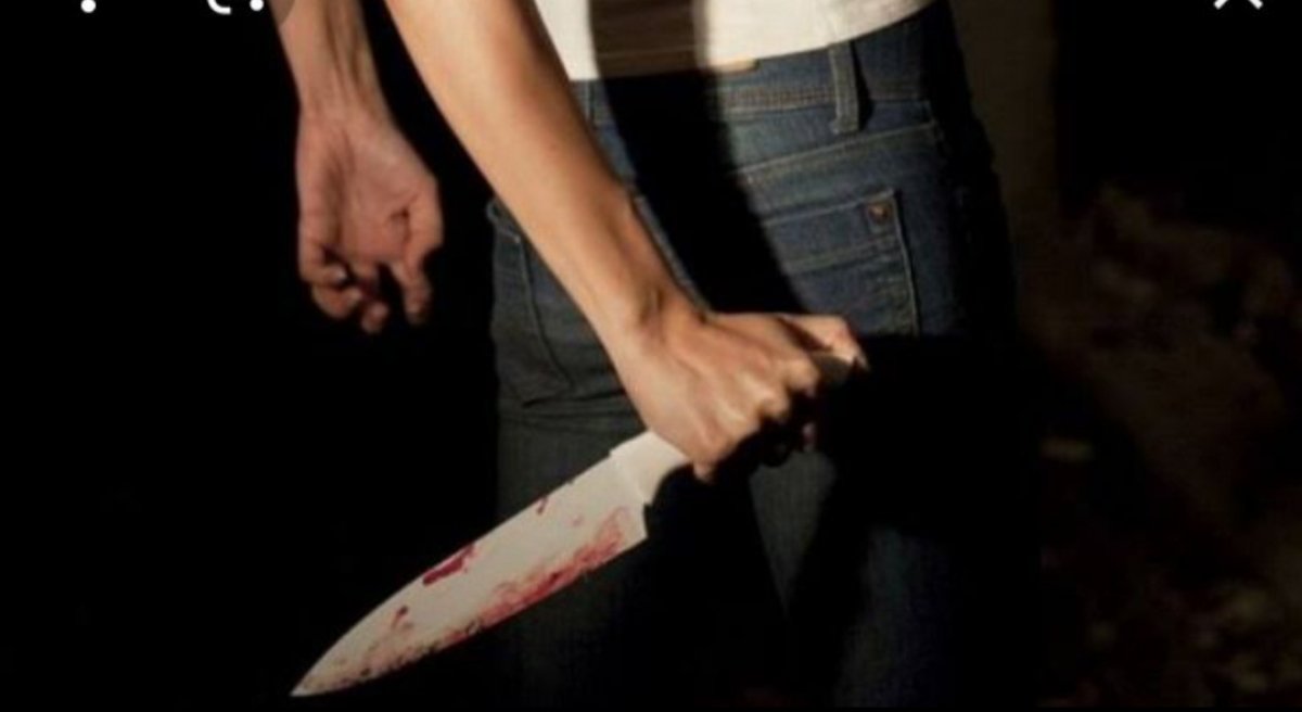 شاب يطعن نفسة بالسكين لمعاناتة بمرض نفسي