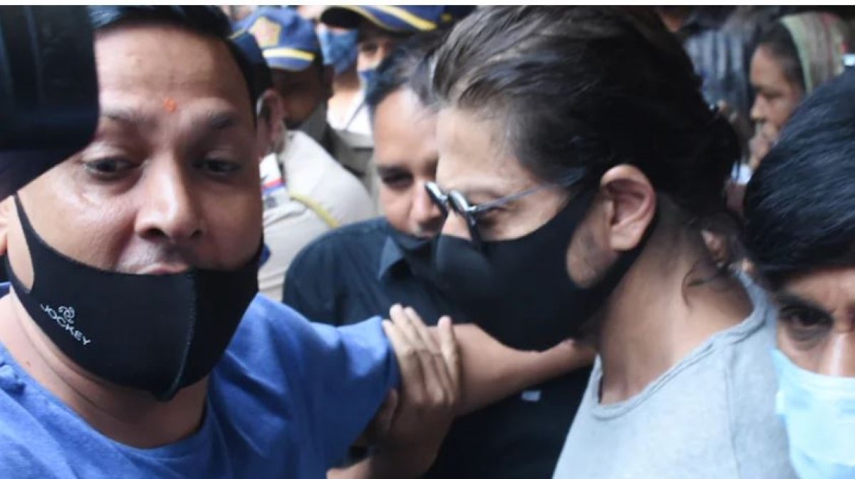 بعد تعاطيه المخدرات، شاروخان يزور ابنه بالسجن لأول مرة.. اعرف التفاصيل