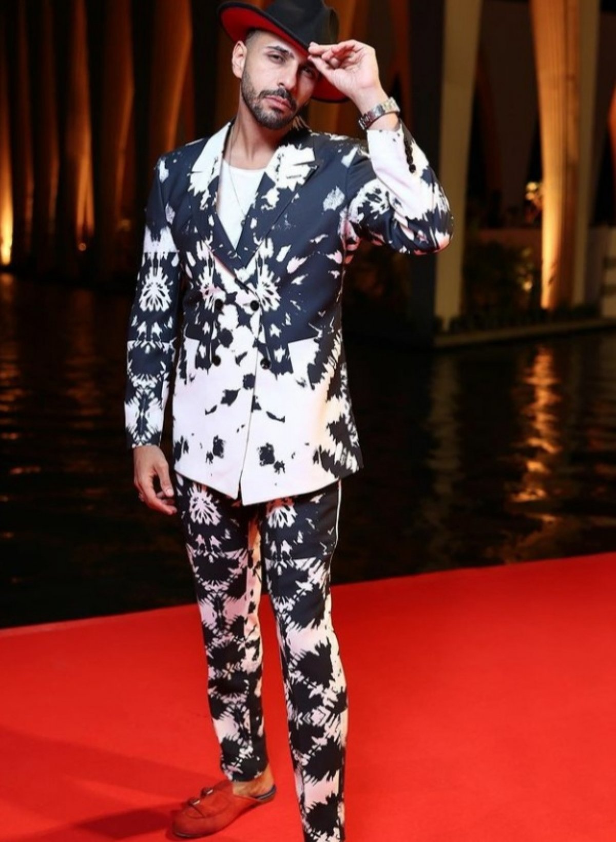 بعد الجدل الذي أثارته أغنية "فلتت".. تعرف على حقيقة منع أبو الروس من دخول مهرجان الجونة