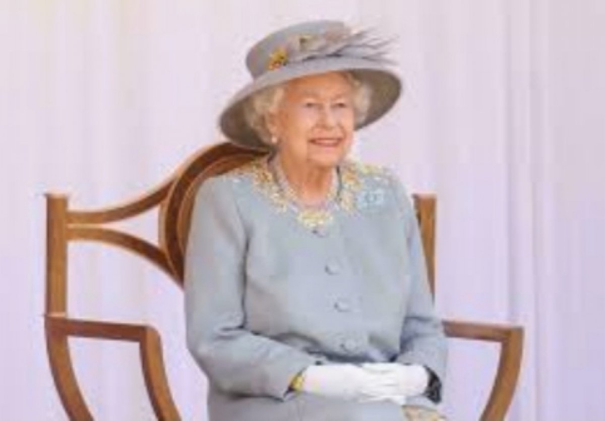 نصائح طبية للملكة إليزابيث  بالامتثال للراحة لبضعة أيام 