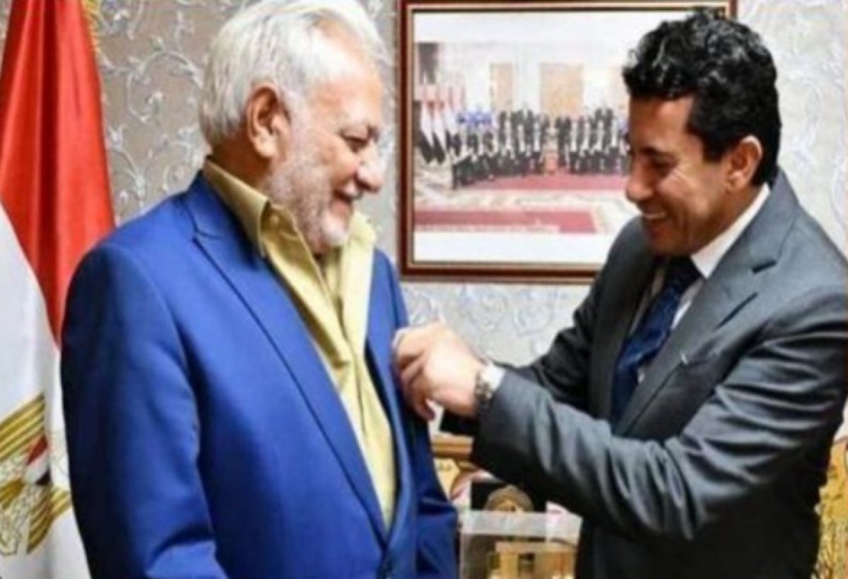 وزير الشباب والرياضة يمنح سامح الصريطي وسام الثقافة الرياضية.. اعرف التفاصيل