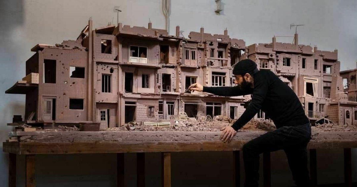 فنان سوري ينحت شارعًا سوريًا مُدمرًا في فرنسا