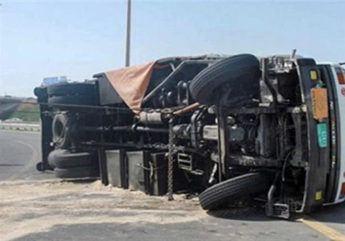 سقوط سيارة نقل محملة ب50 طن سكر من أعلى كوبري الهضبة بأسيوط