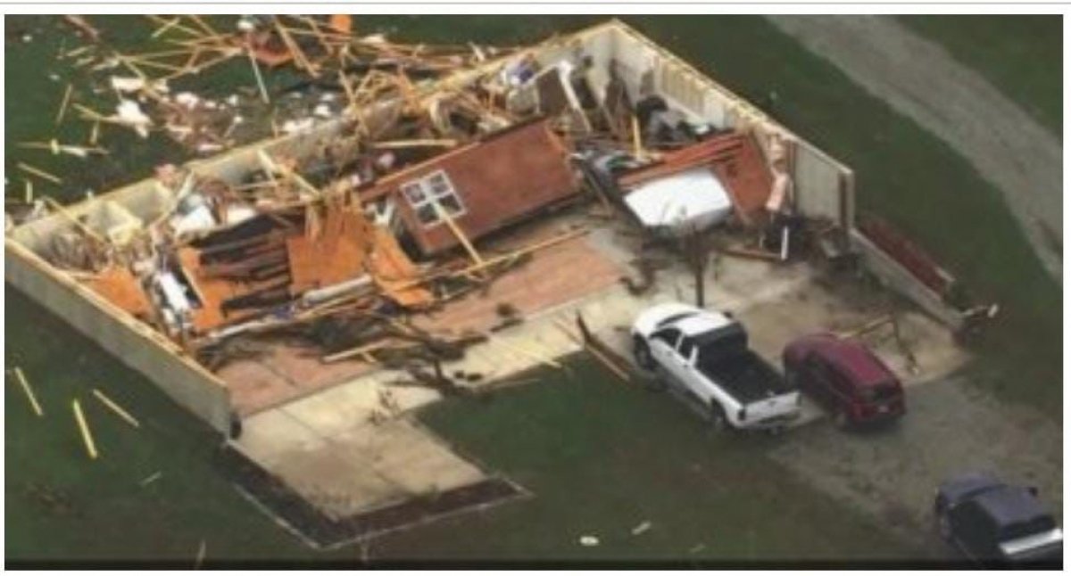 ولاية ميسوري يدمرها إعصار جوي تدميراً هائلاً 