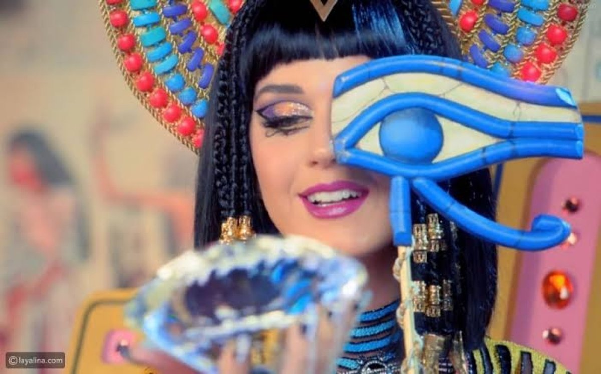 كيف تحولت «كايتي بيري» من مغنية متمردة إلى أم نموذجية؟