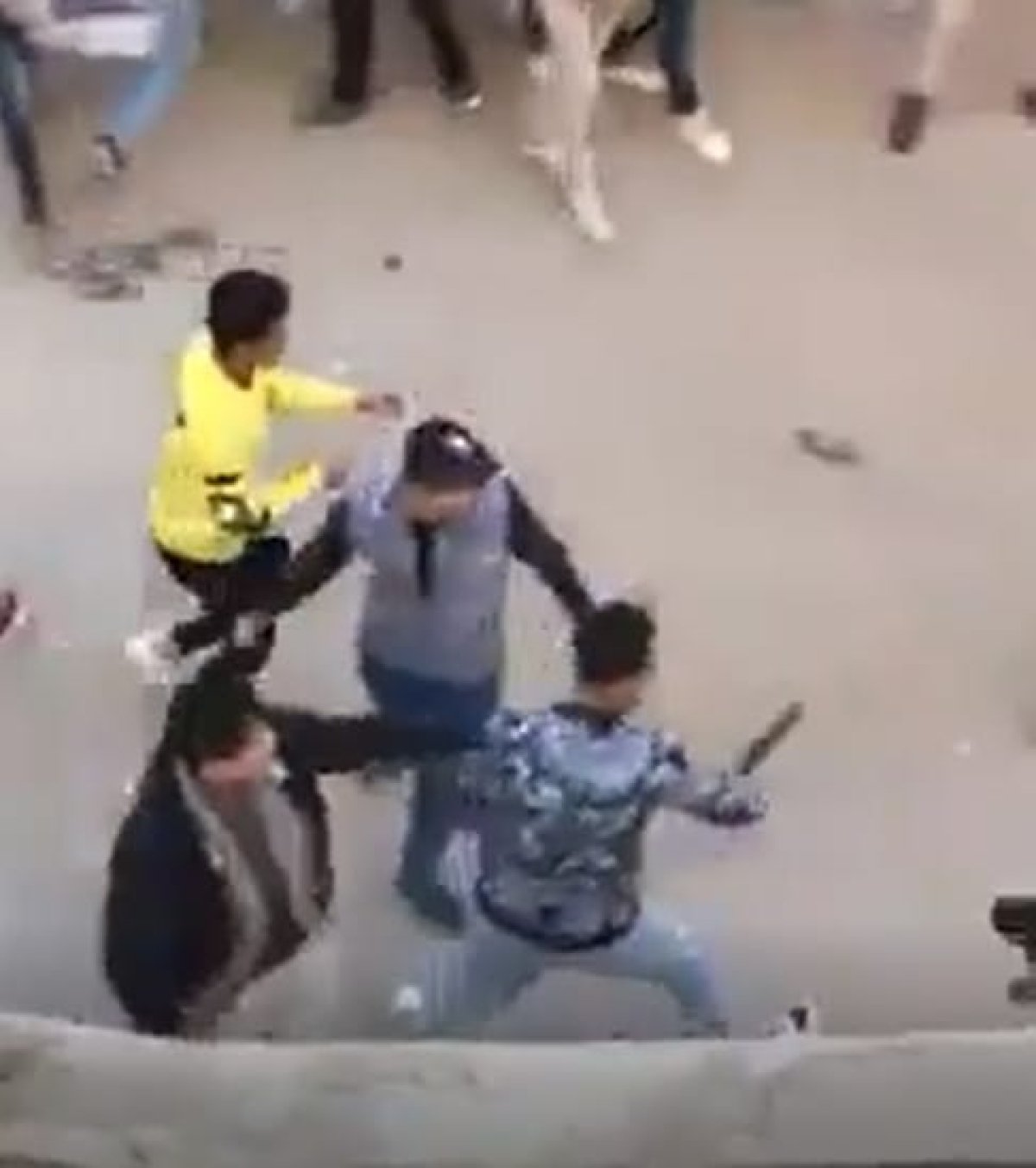 طلاب تتعدى بالسب والضرب على سائق دراجة نارية أمام أحد المدارس بالقليوبية