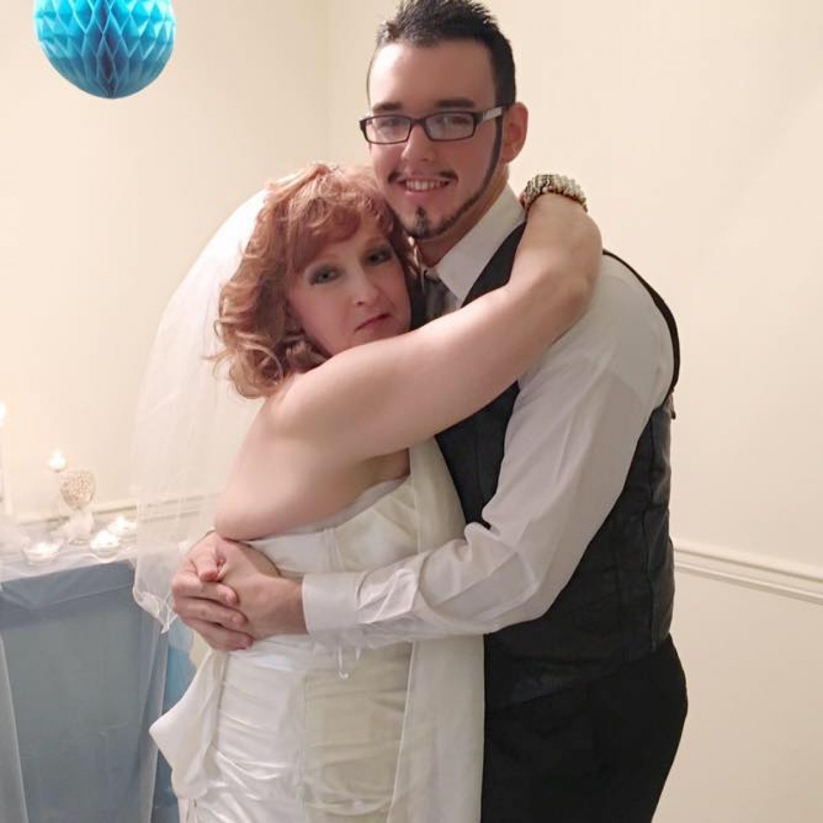 شاب  يبلغ من العمر 19عام وزجته 72عام 