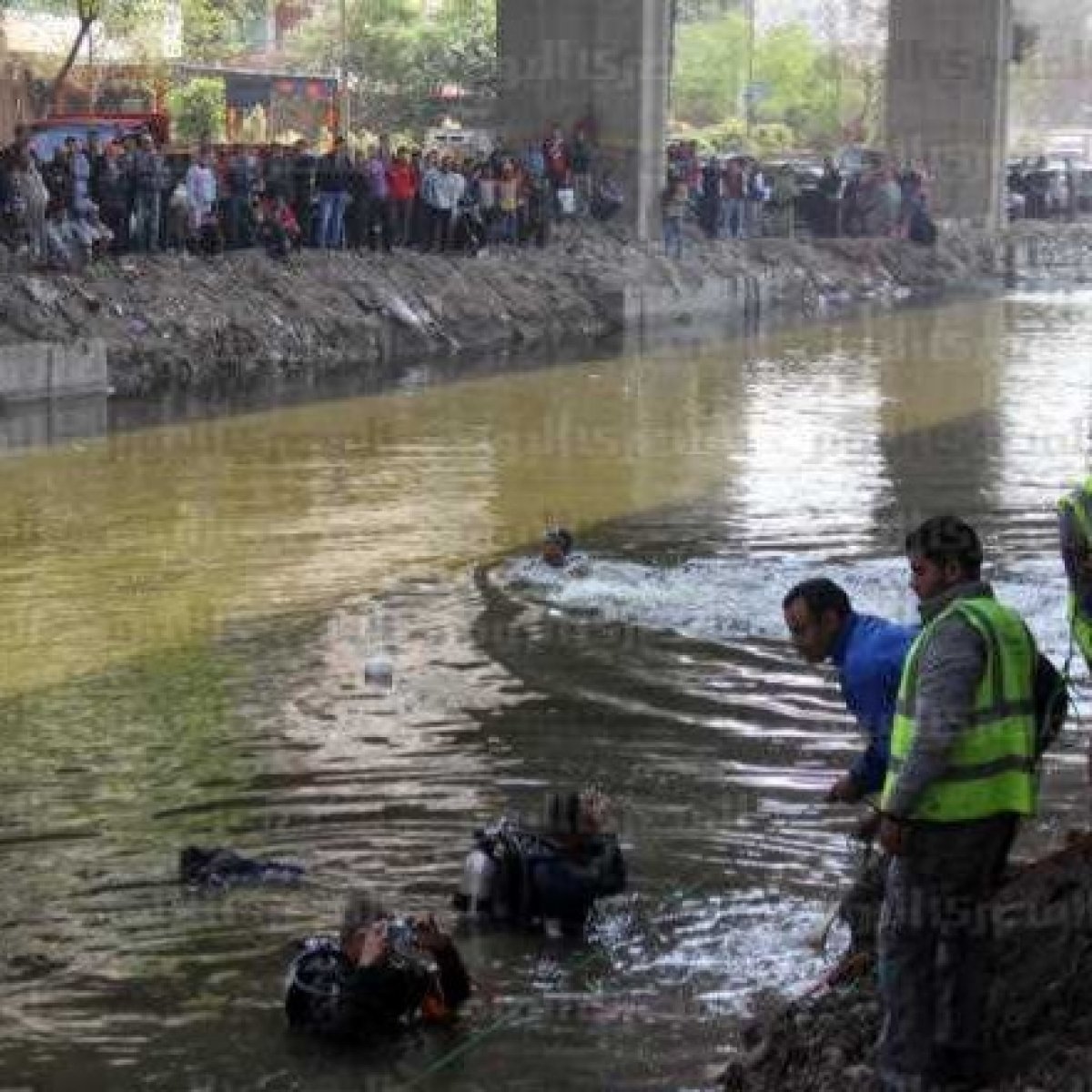 سقوط دراجة نارية وسائقها بترعة المريوطية.. اعرف التفاصيل