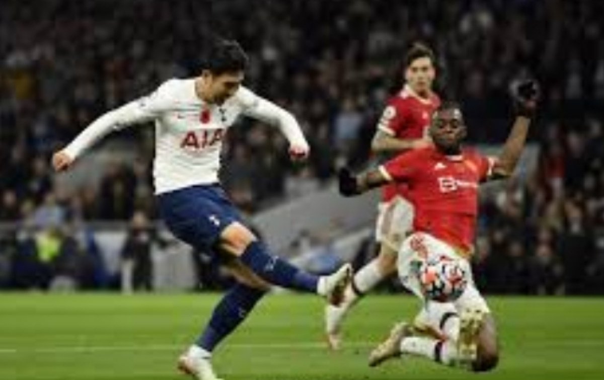 مانشيستر يونايتد يحقق فوز غالي على توتنهام 