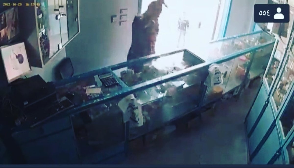 باستخدام "المنجل"، عاطل يتعدى على صيدلية ويهدد الدكتورة بالقتل.. اعرف التفاصيل