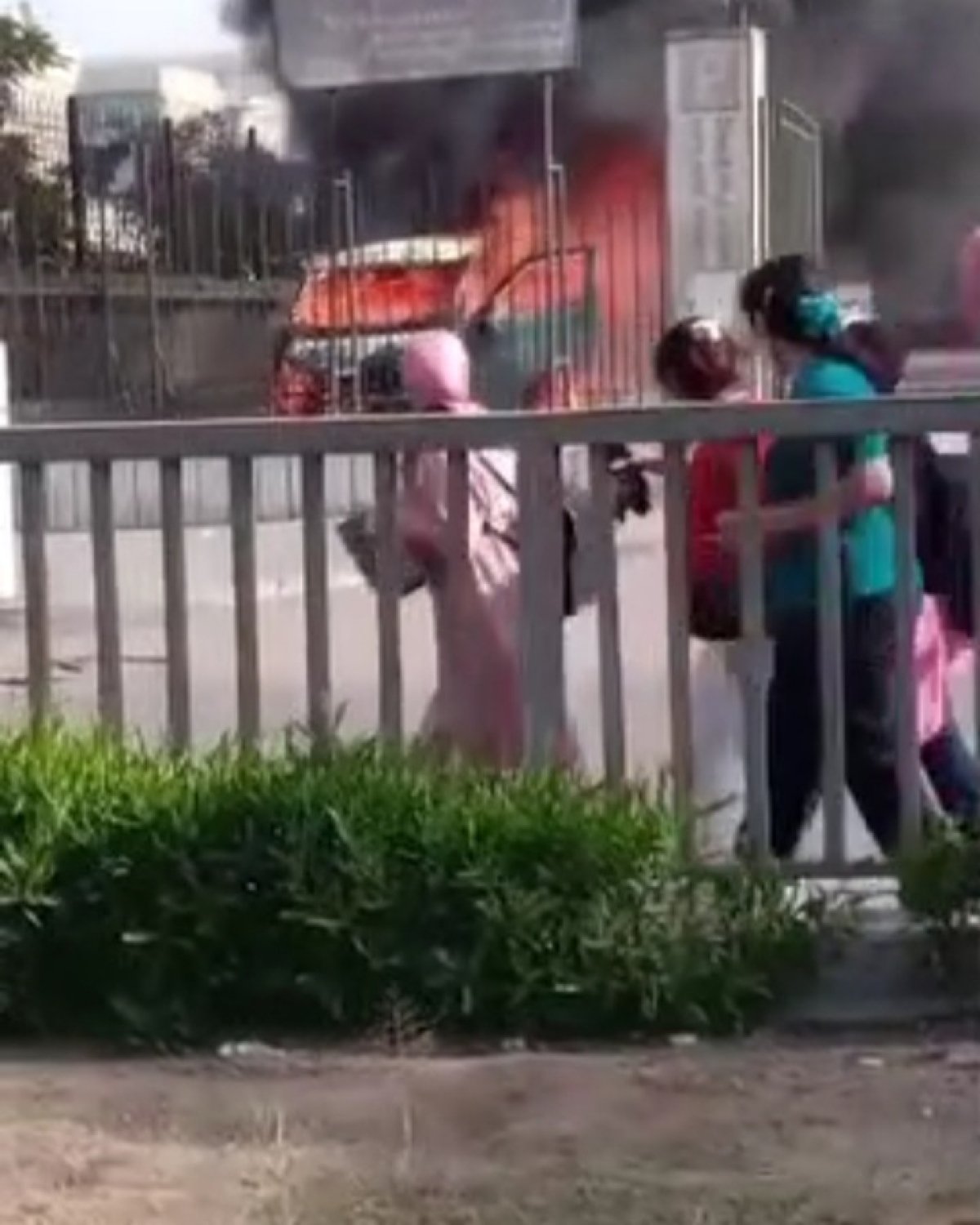 حريق هائل يلتهم سيارة ميكروباص داخل جامعة عين شمس.. اعرف التفاصيل