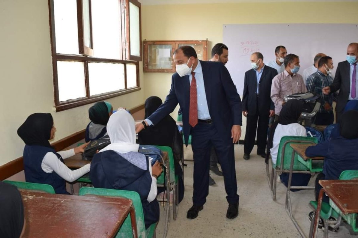 رئيس جامعة بني سويف يطلق مبادرة "كلنا ايد واحدة" لتوزيع 350 شنطة مدرسية على الطلاب ضمن "حياة كريمة"