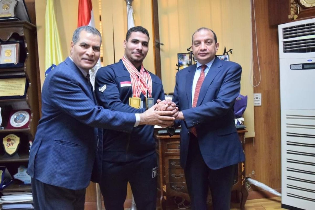 رئيس جامعة بني سويف يستقبل  بطل العالم في رفع الأثقال من ذوي الهمم 