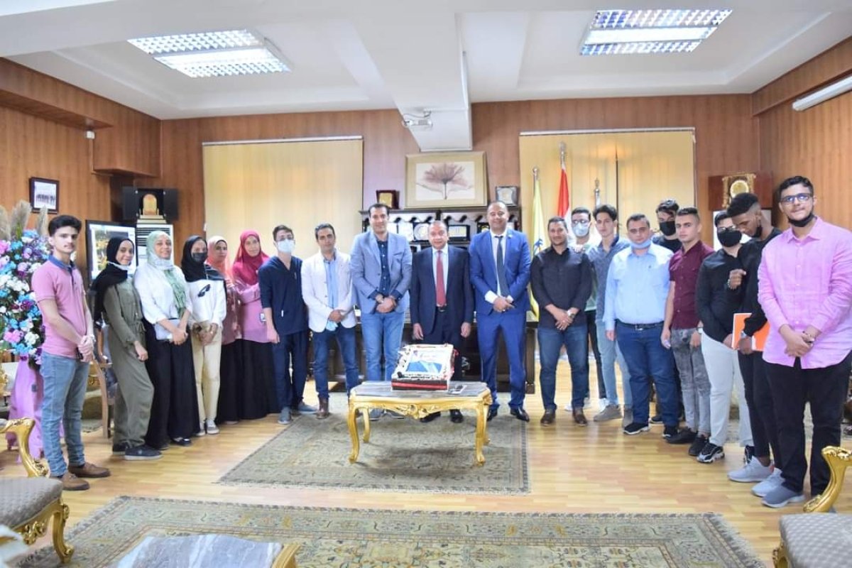 رئيس جامعة بنى سويف يستقبل عدداً من الطلاب الوافدين للتهنئة بالتجديد لفترة ثانية