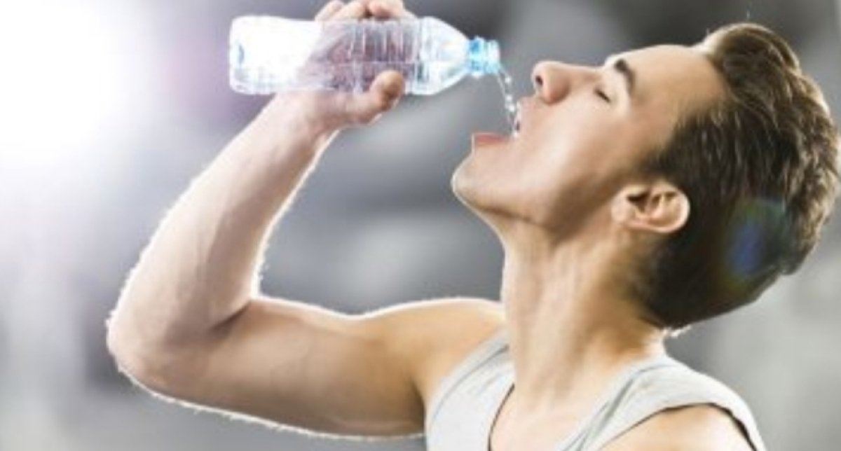 أخطاء شائعة نفعلها أثناء شرب الماء يجب تجنبها