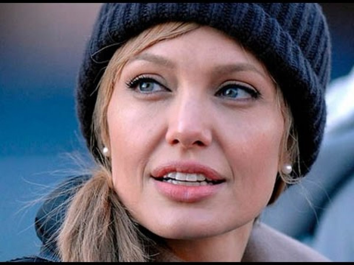 حواس: أرشح أنجيلينا جولى لتجسيد شخصية كليوباترا