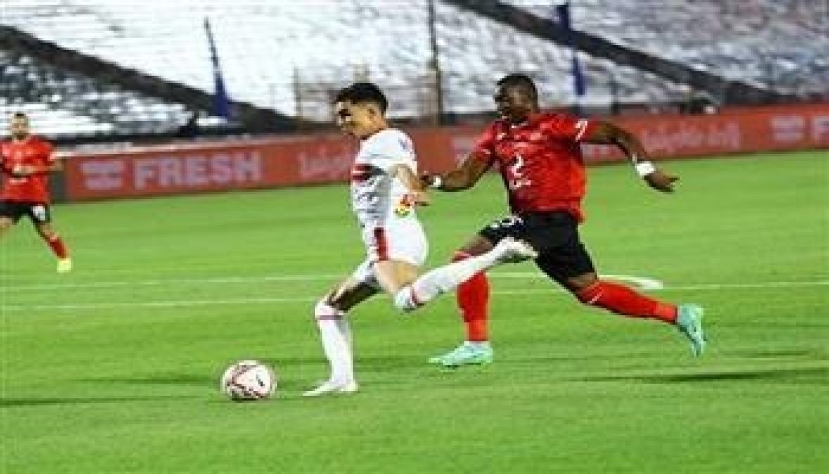 المغربي والمالي يتبادلون القمصان عقب إنتهاء مباراة القمة 