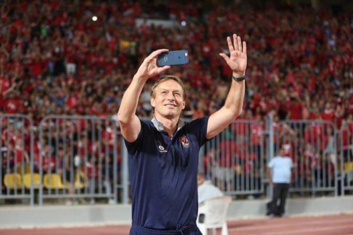 رغم رحيله منذ ثلاثة أعوام، مدرب الأهلي السابق يحتفل بالخمساسية 