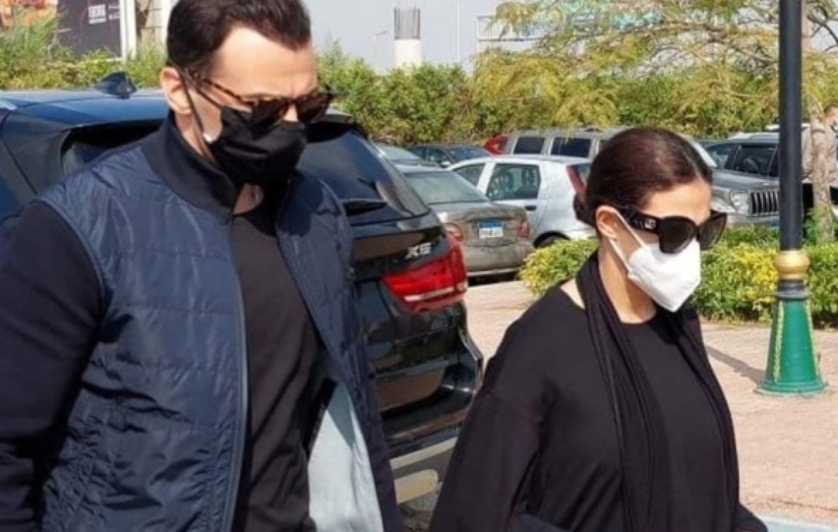 دنيا سمير غانم ورامي رضوان يأديان صلاة الجنازة على سهير البابلي إلى جانب عدد من الفنانين