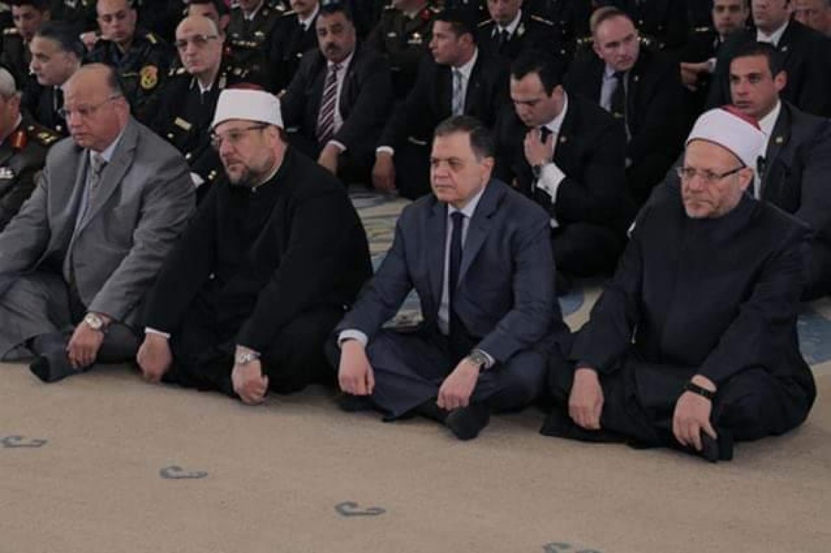  أدى وزير الداخلية اللواء محمود توفيق، وقيادت الشرطةتزامنا مع احتفالات المصريين بأعياد الشرطة  