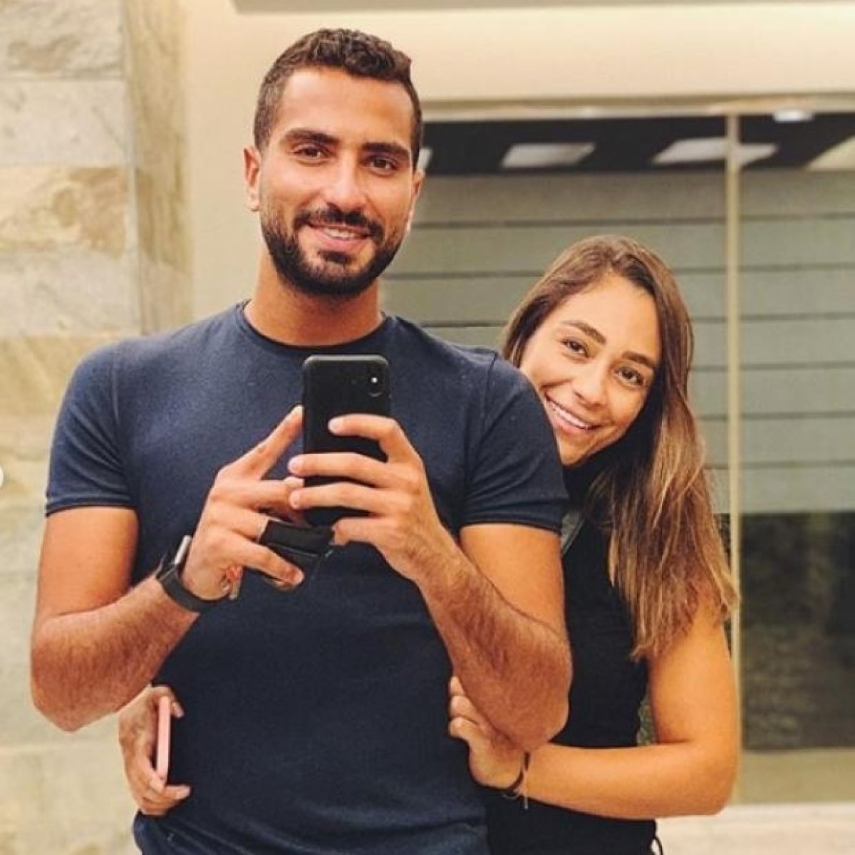 زوجة محمد الشرنوبي تكشف حقيقة تعرض زوجها لحادث مروع.. اعرف التفاصيل