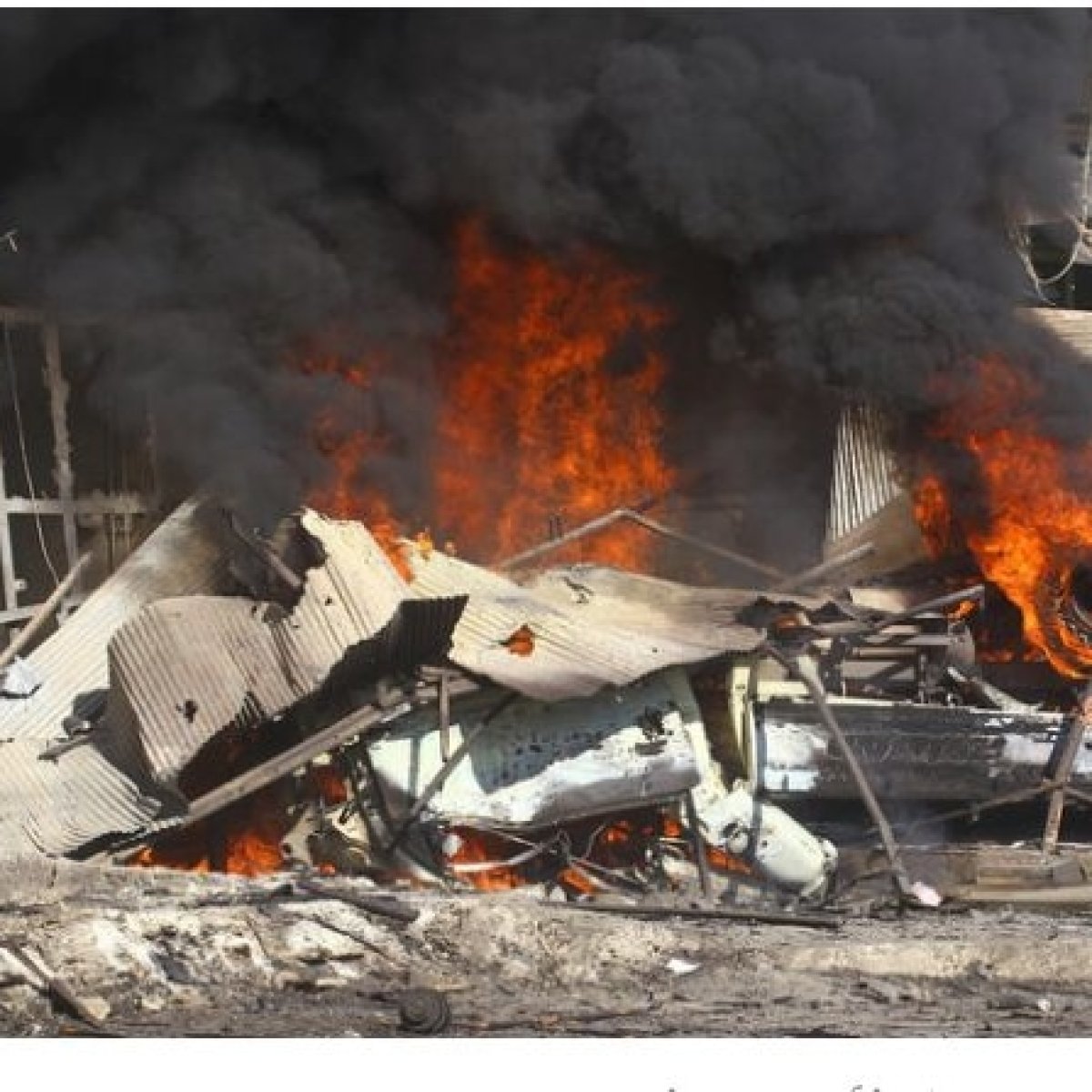 المرصد السوري لحقوق الإنسان": مقتل امراة وطفل بانفجار سيارة في منبج بريف حلب