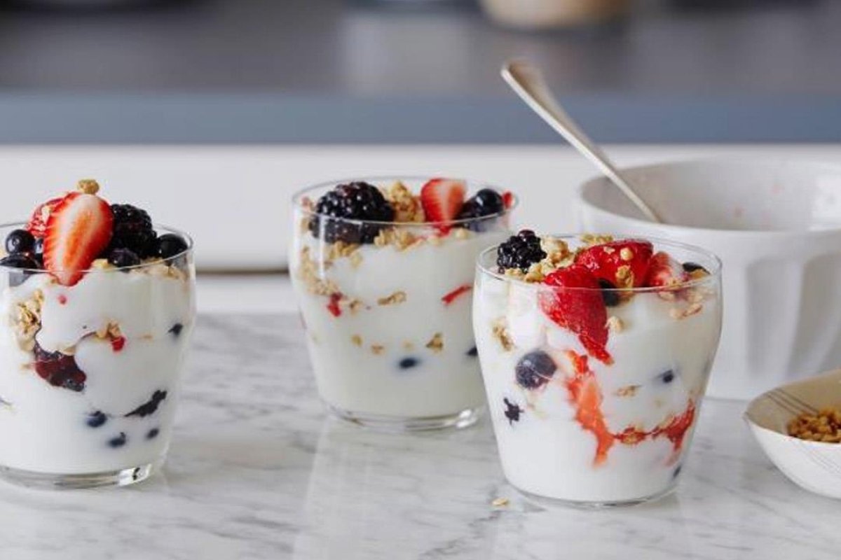 تعرفي على وصفة الزبادي بالفواكه والشوفان لفطور صحي