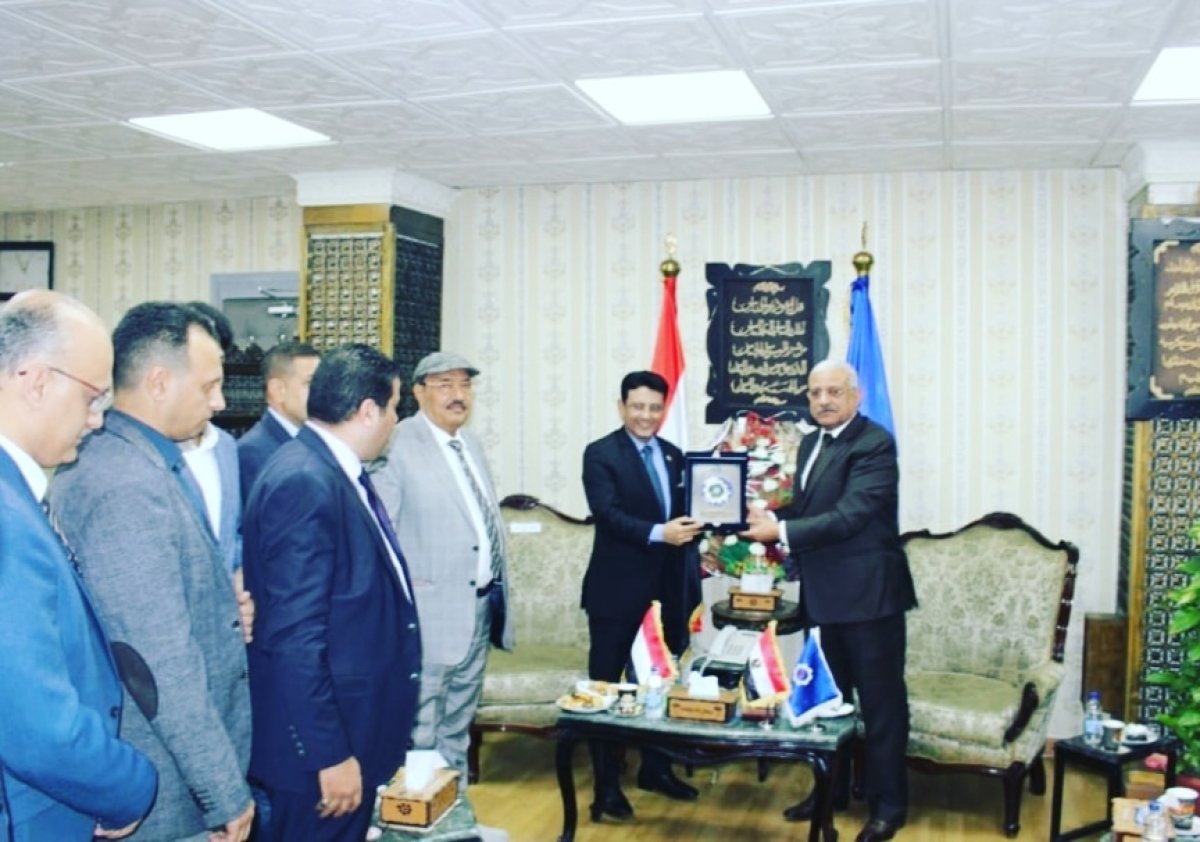 رجال الأعمال اليمنيين يلتقوا بمحافظ السويس لبحث فرص الاستثمار بالمحافظة 