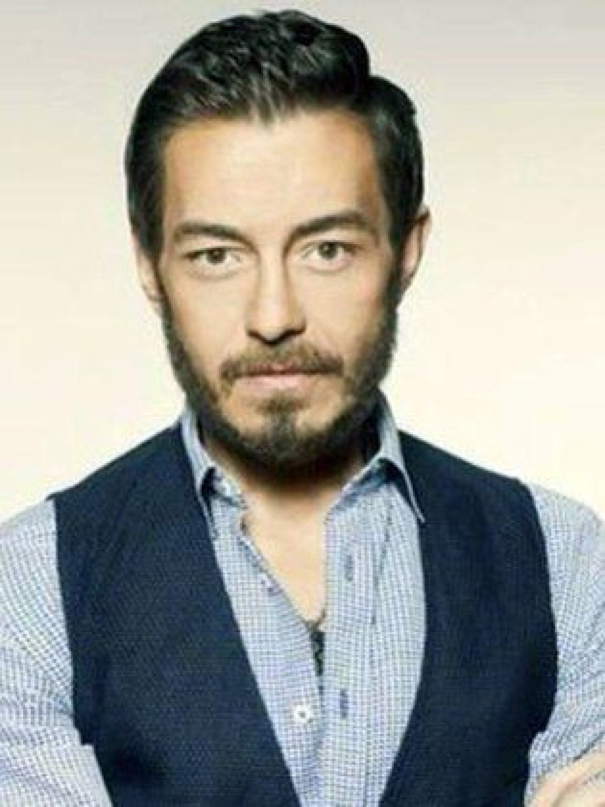 بعد 17 عام أحمد زاهر يعود إلى المسرح من جديد.. اعرف التفاصيل