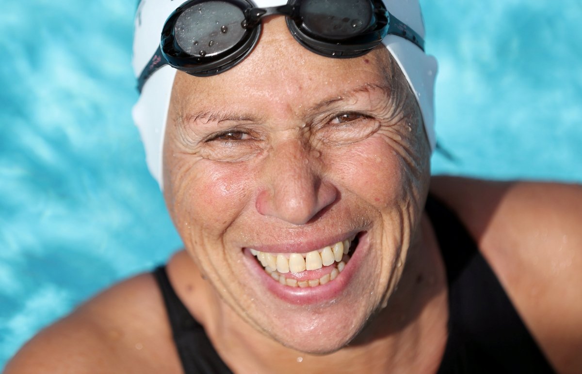 السباحة المصرية نجوى غراب، البالغة من العمر 76تنافس على البطولات 