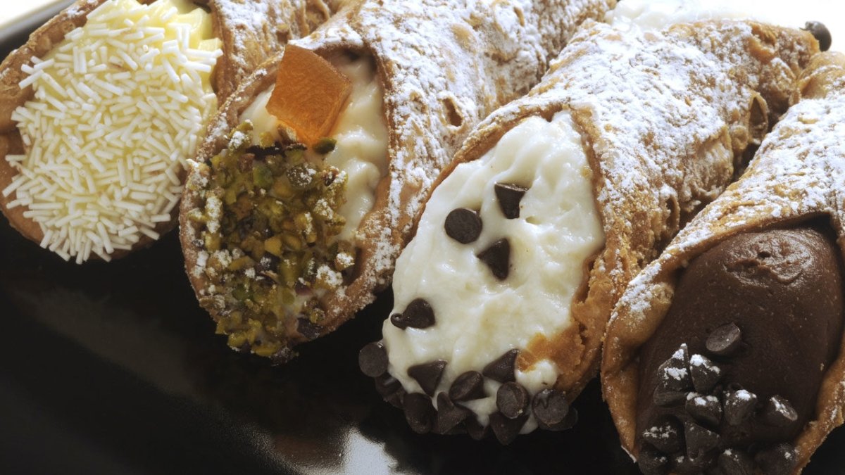 احتفالاً برأس السنة جددي سفرتك بحلوى الكانولي الإيطالية