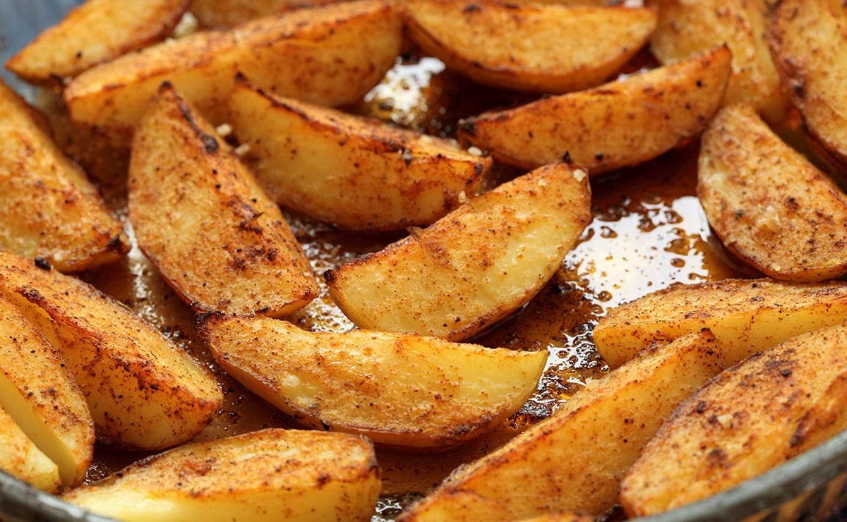 بخطوات سهلة وبسيطة لك طريقة تحضير البطاطس المشوية بالفرن